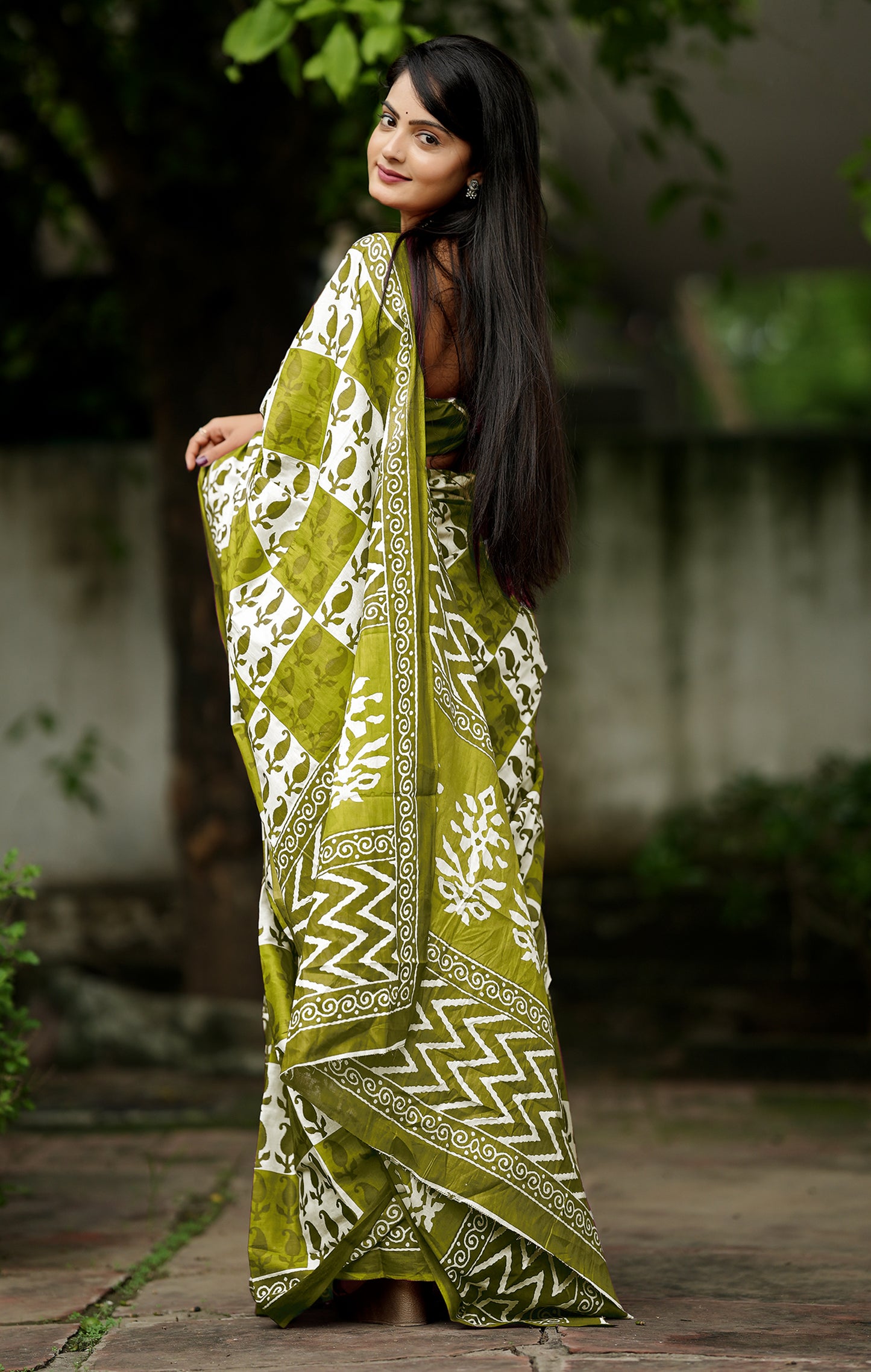 Handicraft Ladies Ikat Pure soft mul Cotton Sari With Blouse Piece