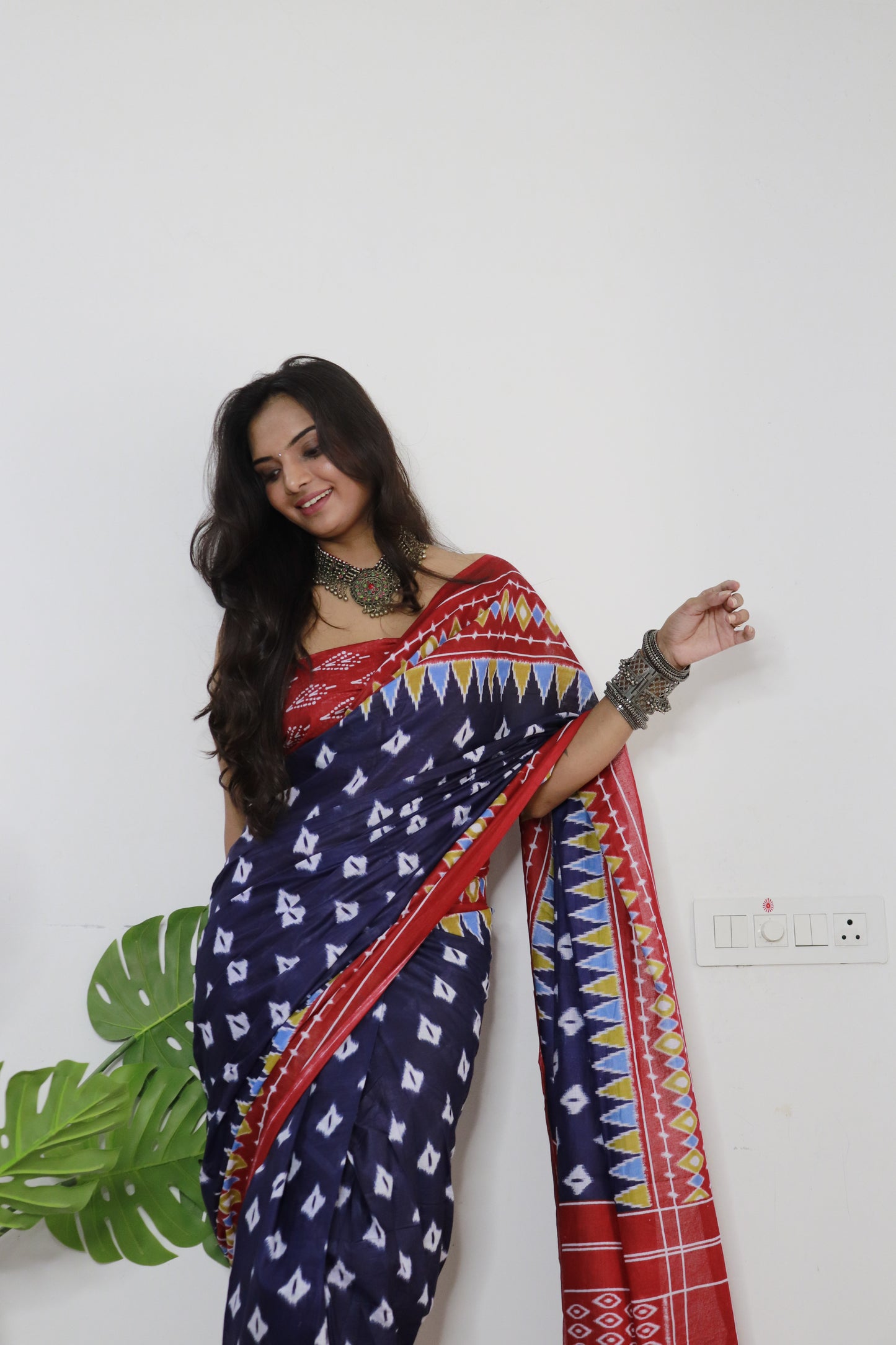 Handicraft Stylis Women's Elegent ikat Hand Printed Saree With Blouse Piece