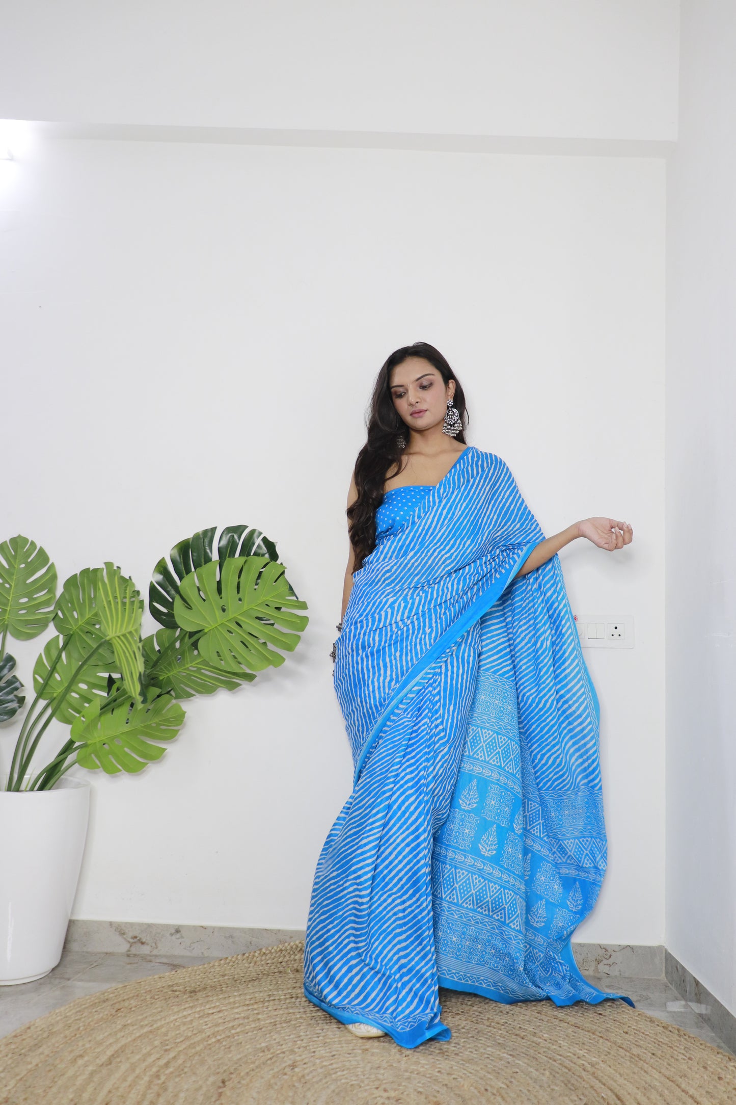 Handicraft Stylis Women's Elegent ikat Hand Printed Saree With Blouse Piece