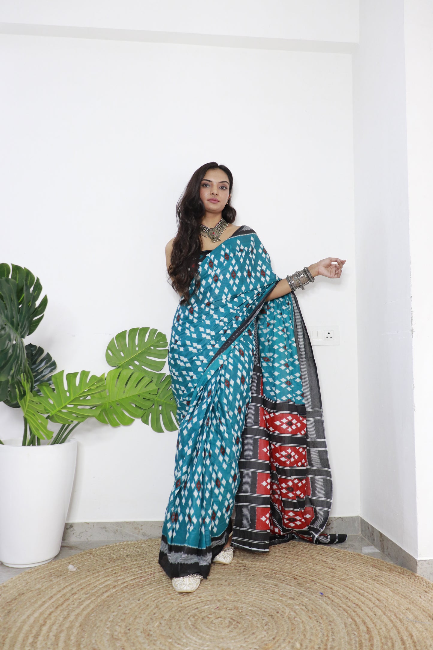 Handicraft Stylis Women's Elegent ikat Hand Printed Saree With Blouse Piece